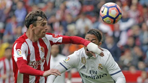 Tensión en el Sporting: Amorebieta se encara con un compañero