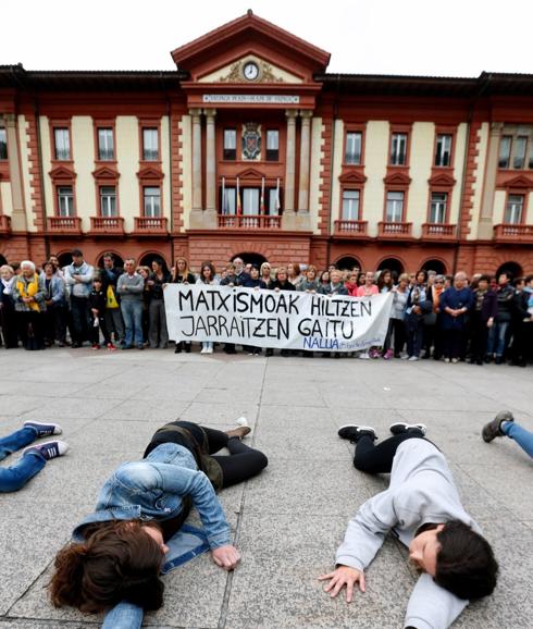 Cientos de personas condenan en Eibar el asesinato de Rakel López y su hijo