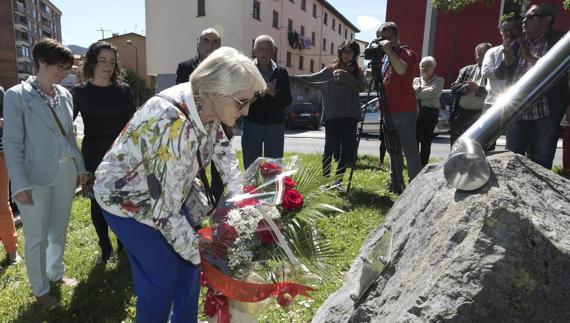 La viuda de López de Lacalle cree que ETA «tiene que pedir perdón a este pueblo»