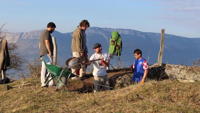 Orduña redescubre la Guerra Civil con la excavación de trincheras