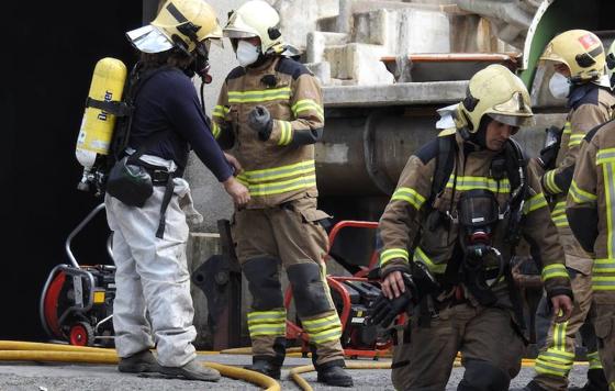 Un incendio obliga a desalojar un pabellón del polígono El Campillo en Abanto
