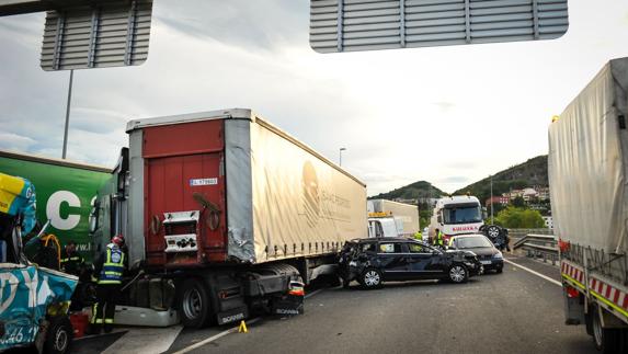 Detenido por conducción temeraria el chófer de un camión implicado en el choque de Hernani