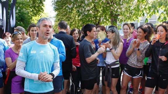 Un centenar de corredores entrena y desayuna con Fiz en Vitoria