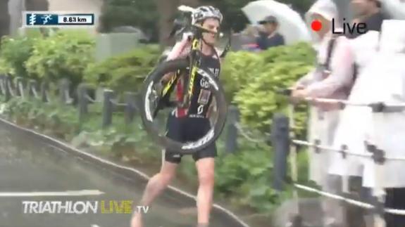 La raza de Jonathan Brownlee: un kilómetro descalzo y con la bici al hombro en su regreso