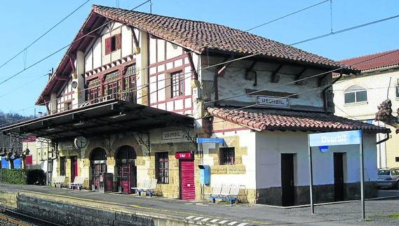 Herido grave al ser arrollado por un tren cuando hacía pintadas contra el PNV