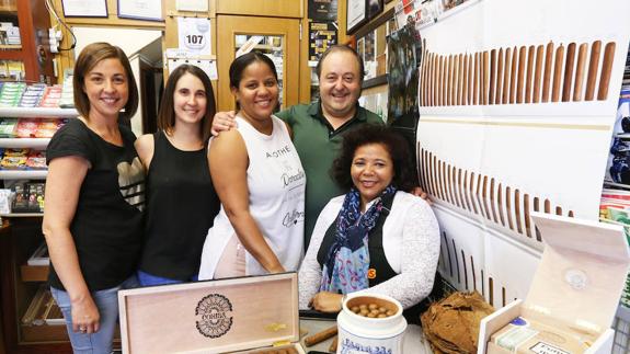 Las manos que forman los habanos