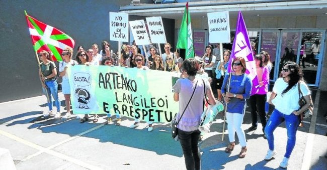 Empleadas del centro comercial Artea protestan contra la «precariedad»