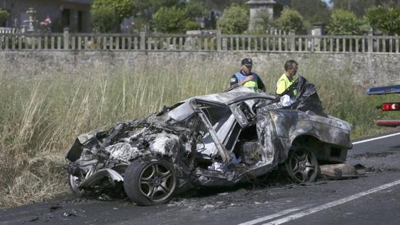 Mueren una guipuzcoana y su marido al arder su coche tras chocar contra un camión en Galicia