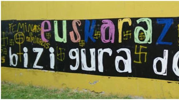 Desconocidos pintan esvásticas en murales de igualdad de Lemoa