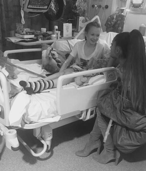 Ariana Grande visita a las víctimas del atentado de Manchester en el hospital