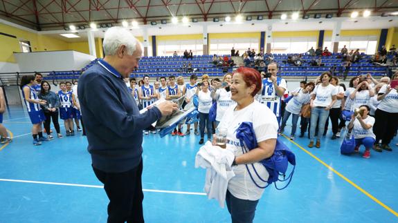 Erandio homenajea al impulsor del baloncesto femenino vasco