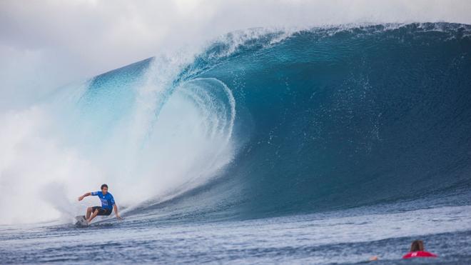 Cabalgando sobre olas gigantes en las islas Fiyi