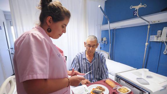 Menú de tres estrellas Michelin en una bandeja de hospital
