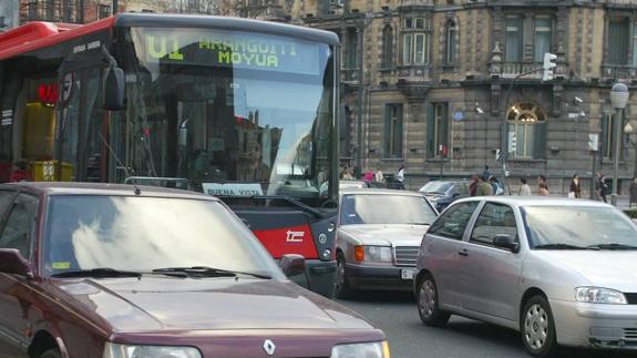 Bilbao abre el debate sobre el cobro de peajes a los coches por entrar en la ciudad