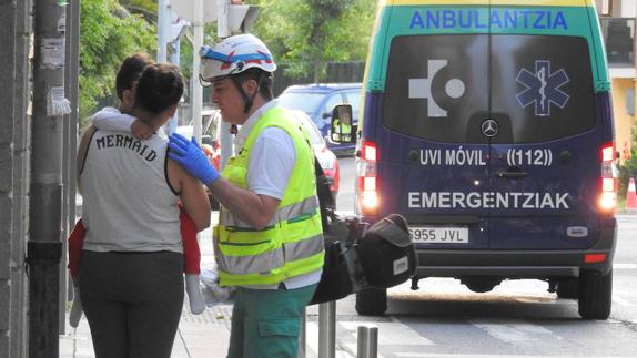 Una mujer y su hijo atendidos en Berango tras iniciarse un fuego en su cocina