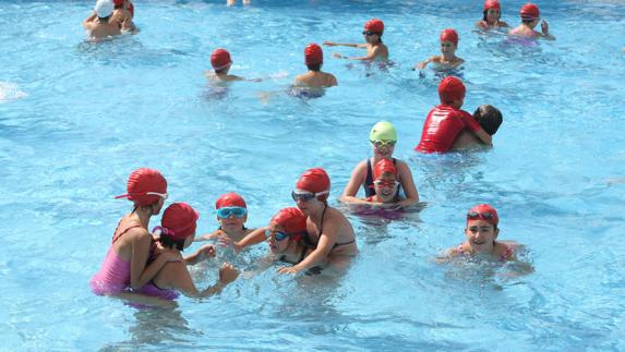 El gorro de baño dejará de ser obligatorio en las piscinas municipales al aire libre