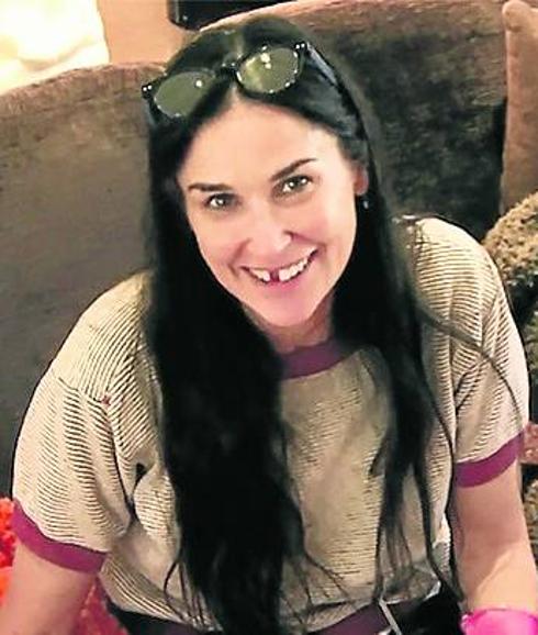 A Demi Moore le faltan dientes