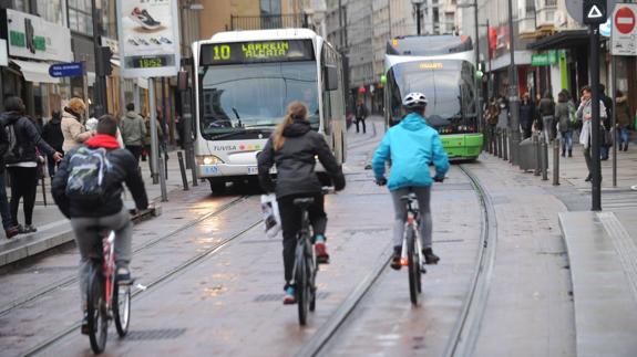 Bizikleteroak asegura que la ampliación del tranvía vulnera «gravemente» el Plan de Movilidad