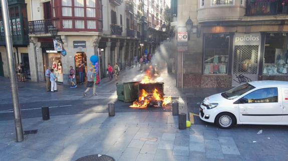 Queman dos contenedores y causan daños en cajeros del Casco Viejo