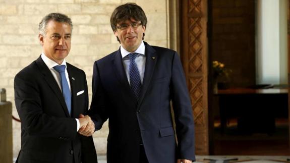 Urkullu y Puigdemont piden a Rajoy cambiar la ley porque «Cataluña y Euskadi quieren decidir su futuro»