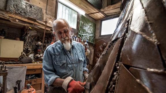 En el taller de Lucas Alcalde, el escultor de la industria