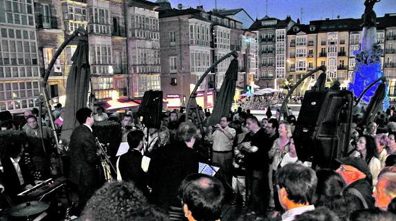 Un centenar de músicos llena este miércoles de ritmo las calles del centro de Vitoria