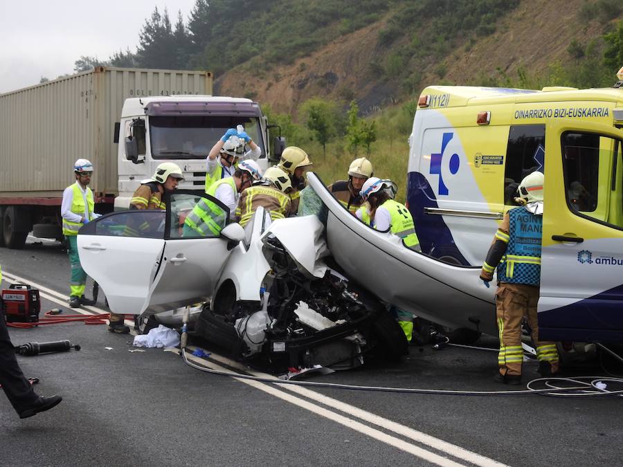 Rescatan a una joven de 28 años tras quedar atrapada una hora y media en su coche en Igorre