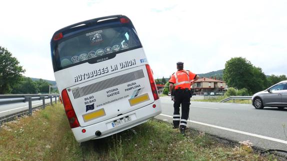 Dos pasajeros ayudan a detener un autobús ante el desvanecimiento del conductor