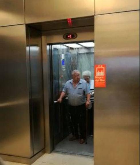 Tromba de agua... en el ascensor del metro en Santurtzi