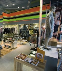 Tiendas de ropa en la calle Serrano de Madrid
